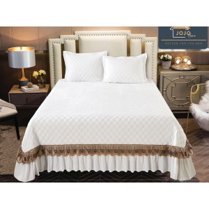 Cuvertura pat dublu, 3 piese, Catifea Matlasata cu Broderie Aurie, 250x270cm, Jojo Home, Alb