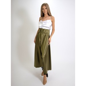 Compleu din doua piese cu maieu alb si fusta pantalon lunga verde olive din Satin