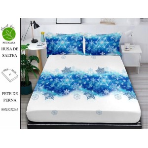 Cearsaf cu elastic tip husa din FINET pentru saltea 180x200+25cm si doua fete de perna 52x80cm, Elegant Home Pucioasa, Mos Craciun, Alb-Albastru