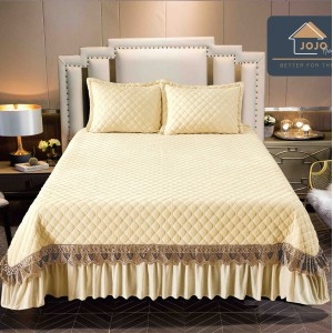 Cuvertura pat dublu, 3 piese, Catifea Matlasata cu Broderie Aurie, 250x270cm, Jojo Home, Crem