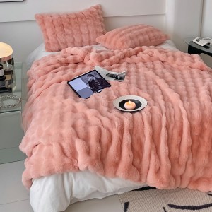 Patura CoCoLiNo ExtraPufoasa cu fermoar din Blanita artificiala de iepure, 200x230cm, Somon
