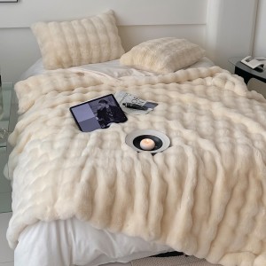 Patura CoCoLiNo ExtraPufoasa din Blanita artificiala de iepure, 200x230cm, Crem