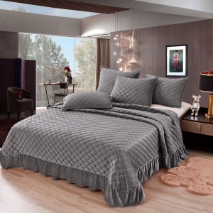 Cuvertura pat dublu, 3 piese, Catifea Matlasata cu volanas, 220x240cm + 2 fete de perne 50x70cm, gri