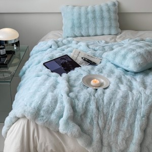 Patura CoCoLiNo ExtraPufoasa cu fermoar din Blanita artificiala de iepure, 200x230cm, Baby Blue