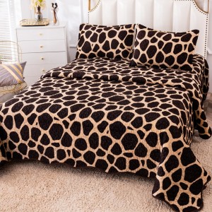Cuvertura pat dublu, matlasata, din Catifea, 3 piese, 230x250cm, Maro, animal print