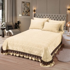 Cuvertura pat dublu, 3 piese, Catifea Matlasata cu broderie, 220x240cm + 2 fete de perne 50x70cm, crem