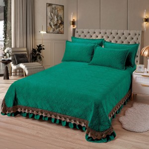 Cuvertura pat dublu, 3 piese, Catifea Matlasata cu broderie, 220x240cm + 2 fete de perne 50x70cm, verde smarald