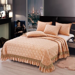 Cuvertura pat dublu, 3 piese, Catifea Matlasata cu broderie, 220x240cm + 2 fete de perne 50x70cm, crem