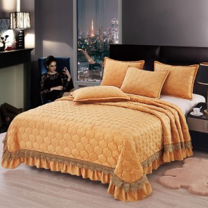 Cuvertura pat dublu, 3 piese, Catifea Matlasata cu broderie, 220x240cm + 2 fete de perne 50x70cm, camel