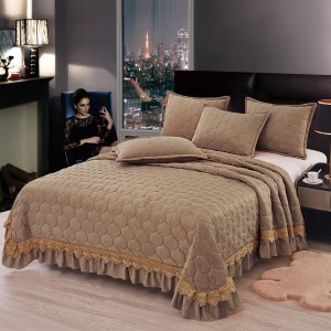 Cuvertura pat dublu, 3 piese, Catifea Matlasata cu broderie, 220x240cm + 2 fete de perne 50x70cm, cappuccino