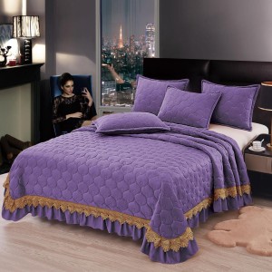 Cuvertura pat dublu, 3 piese, Catifea Matlasata cu broderie, 220x240cm + 2 fete de perne 50x70cm, mov
