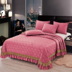 Cuvertura pat dublu, 3 piese, Catifea Matlasata cu broderie, 220x240cm + 2 fete de perne 50x70cm, roz