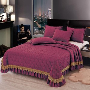 Cuvertura pat dublu, 3 piese, Catifea Matlasata cu broderie, 220x240cm + 2 fete de perne 50x70cm, grena