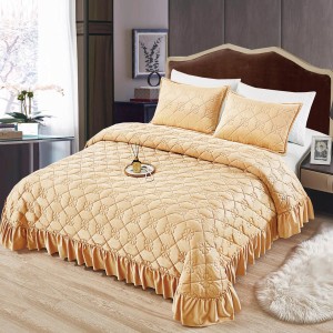 Cuvertura pat dublu, 3 piese, Catifea Matlasata cu volanas, 220x240cm + 2 fete de perne 50x70cm, bej gold