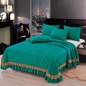 Cuvertura pat dublu, 3 piese, Catifea Matlasata cu broderie, 220x240cm + 2 fete de perne 50x70cm, verde smarald