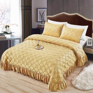 Cuvertura pat dublu, 3 piese, Catifea Matlasata cu volanas, 220x240cm + 2 fete de perne 50x70cm, bej