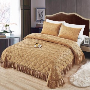 Cuvertura pat dublu, 3 piese, Catifea Matlasata cu volanas, 220x240cm + 2 fete de perne 50x70cm, bej inchis