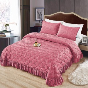 Cuvertura pat dublu, 3 piese, Catifea Matlasata cu volanas, 220x240cm + 2 fete de perne 50x70cm, roz pudra