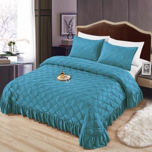 Cuvertura pat dublu, 3 piese, Catifea Matlasata cu volanas, 220x240cm + 2 fete de perne 50x70cm, albastru