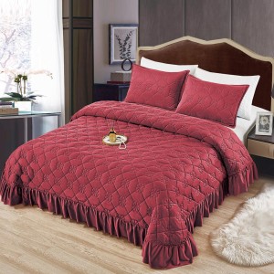 Cuvertura pat dublu, 3 piese, Catifea Matlasata cu volanas, 220x240cm + 2 fete de perne 50x70cm, grena