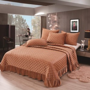 Cuvertura pat dublu, 3 piese, Catifea Matlasata cu volanas, 220x240cm + 2 fete de perne 50x70cm, maro