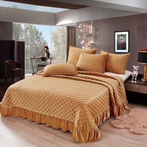 Cuvertura pat dublu, 3 piese, Catifea Matlasata cu volanas, 220x240cm + 2 fete de perne 50x70cm, camel