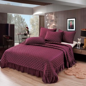 Cuvertura pat dublu, 3 piese, Catifea Matlasata cu volanas, 220x240cm + 2 fete de perne 50x70cm, grena