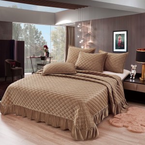 Cuvertura pat dublu, 3 piese, Catifea Matlasata cu volanas, 220x240cm + 2 fete de perne 50x70cm, cappuccino