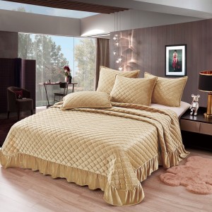 Cuvertura pat dublu, 3 piese, Catifea Matlasata cu volanas, 220x240cm + 2 fete de perne 50x70cm, bej