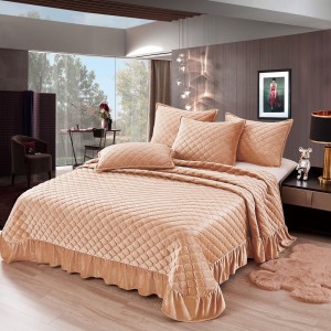 Cuvertura pat dublu, 3 piese, Catifea Matlasata cu volanas, 220x240cm + 2 fete de perne 50x70cm, piersica