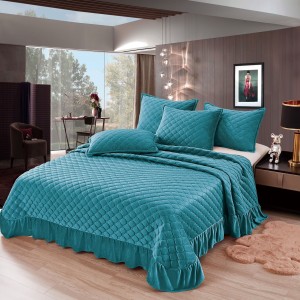 Cuvertura pat dublu, 3 piese, Catifea Matlasata cu volanas, 220x240cm + 2 fete de perne 50x70cm, albastru