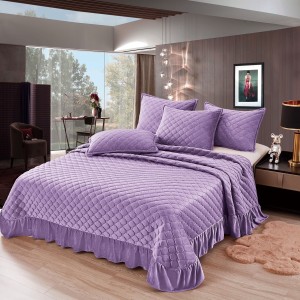Cuvertura pat dublu, 3 piese, Catifea Matlasata cu volanas, 220x240cm + 2 fete de perne 50x70cm, lila