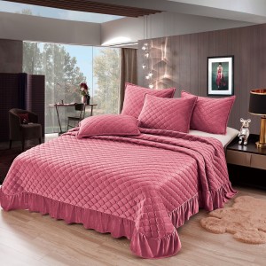 Cuvertura pat dublu, 3 piese, Catifea Matlasata cu volanas, 220x240cm + 2 fete de perne 50x70cm, roz pudra