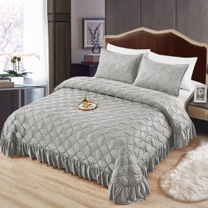Cuvertura pat dublu, 3 piese, Catifea Matlasata cu volanas, 220x240cm + 2 fete de perne 50x70cm, gri
