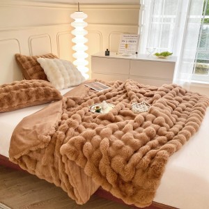 Patura CoCoLiNo ExtraPufoasa din Blanita artificiala de iepure, 200x230cm, Maro