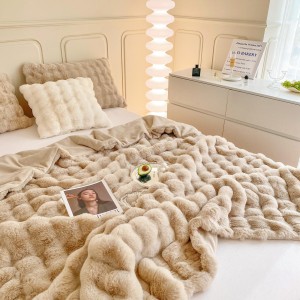 Patura CoCoLiNo ExtraPufoasa din Blanita artificiala de iepure, 200x230cm, Bej
