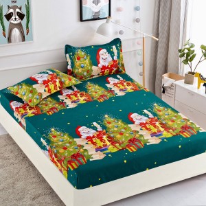 Cearsaf cu elastic, Bumbac FINET, 160/180x200cm, 2 fete de perne 50x70cm, Jojo Home, Craciun, Verde, Mos Craciun, brazi