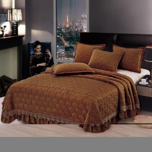 Cuvertura pat dublu, 3 piese, Catifea Matlasata cu broderie, 220x240cm + 2 fete de perne 50x70cm, maro