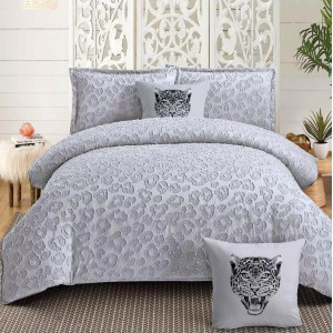 Lenjerie pat dublu, Finet Satinat Deluxe cu Smocuri Brodate, IDENTICA CU POZA, cu elastic, 4 anotimpuri, 6 piese, animal print, gri deschis