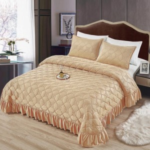 Cuvertura pat dublu, 3 piese, Catifea Matlasata cu volanas, 220x240cm + 2 fete de perne 50x70cm, camel