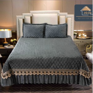 Cuvertura pat dublu, 3 piese, Catifea Matlasata cu Broderie Aurie, 250x270cm, Jojo Home, Gri inchis