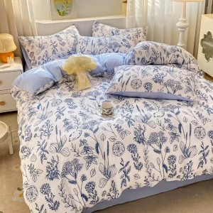 Lenjerie pat 1 PERSOANA,  Soft Touch CREPONAT DELUXE, 4 piese, cu ELASTIC, Albastru, flori