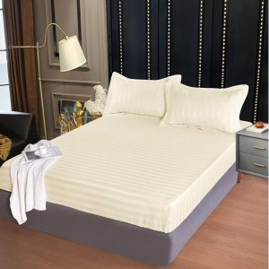 Cearșaf cu Elastic 160x200 cm – Damasc Finetat, 70% Bumbac, 2 Fețe de Pernă 55x80 cm, Crem – Confort Premium și Fixare Perfectă