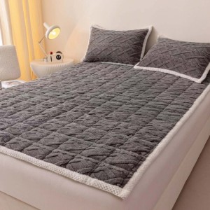 Topper Cocolino Matlasat 180x200cm cu Elastic pe colturi și Două Fețe de Pernă 50x70cm, model Tricotat in Relief, cu bordura contrastanta, Gri inchis