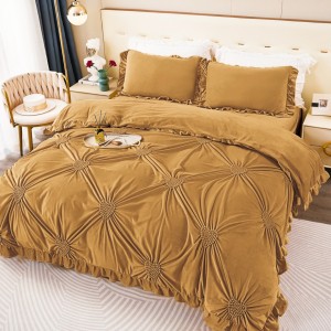 Lenjerie de Pat Dublu Luxury din Catifea Cocolino cu Pliuri Brodate și Volănașe, Pucioasa, 4 Piese, Bleu, Premium – Eleganță și Confort Desăvârșit pentru Dormitorul Tău, mustar