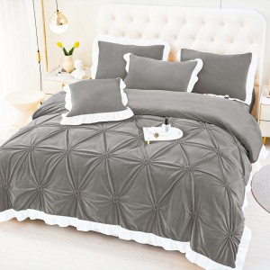 Lenjerie de Pat Dublu Luxury din Catifea Cocolino cu Pliuri Brodate și Volănașe Contrastante, Pucioasa, 4 Piese, Premium – Eleganță și Rafinament pentru Dormitorul Tău, gri