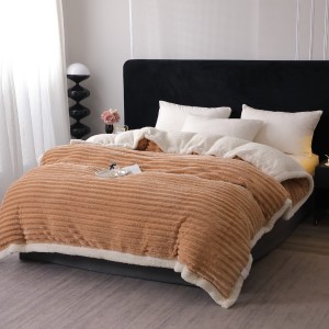Pătură Super Soft Cocolino, Blăniță Artificială de Iepure, Model Gofrat, cu Blăniță Sherpa, 200x230 cm – Eleganță și Căldură cu Model Dungat, Camel