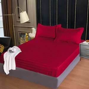 Cearșaf cu Elastic 160x200 cm – Damasc Finetat, 70% Bumbac, 2 Fețe de Pernă 55x80 cm, Rosu – Confort Premium și Fixare Perfectă