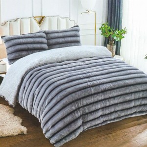 Pilota Groasă cu Fața din Blăniță Artificială de Iepure Dungat și Dos din Blăniță Sherpa, Umplutură Vatelină Siliconică, 200x230 cm + 2 fete de perna 50x70cm - Confort Termic Premium și Eleganță pentru Nopți Racoroase, Gri inchis