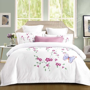 Lenjerie pat dublu, Primăvara,  FINET, Cearsaf cu Elastic 180x200cm, 4 piese, Alb, Roz, Fluturi - Lux Absolut, Delicatețe și Eleganță Desăvârșită